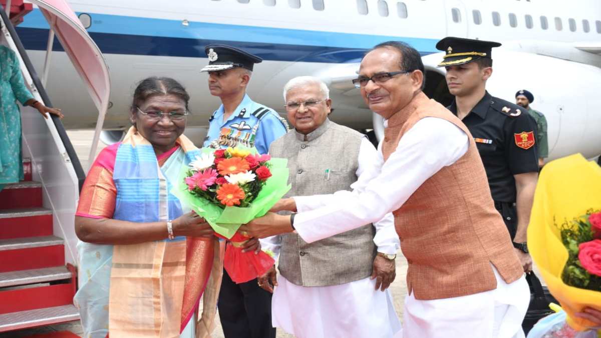राष्ट्रपति द्रौपदी मुर्मू पहुंचीं ग्वालियर: राज्यपाल और सीएम समेत कई मंत्रियों ने किया स्वागत, IITM के दीक्षांत समारोह में होंगी शामिल, जयविलास पैलेस में करेंगी लंच, ये है खास मेन्यू