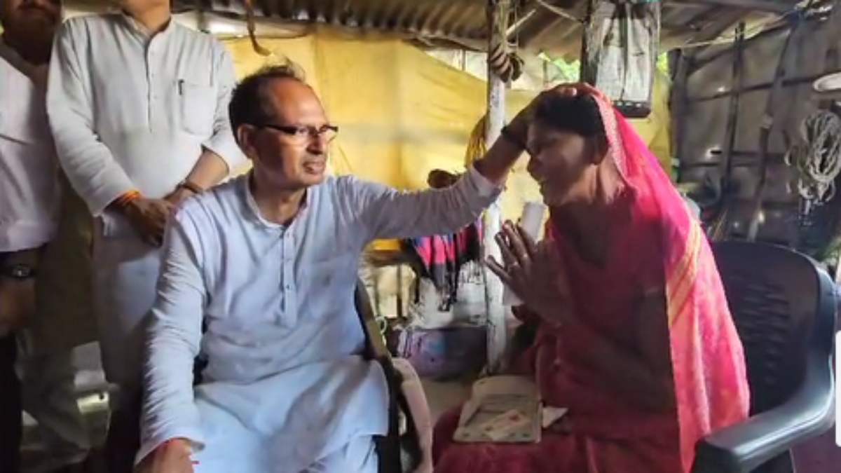 CM ने बहन को दिया खास गिफ्ट: अचानक दलित महिला के घर पहुंचे शिवराज, हाल-चाल पूछा, चाय पी और 2.50 लाख का दिया चेक