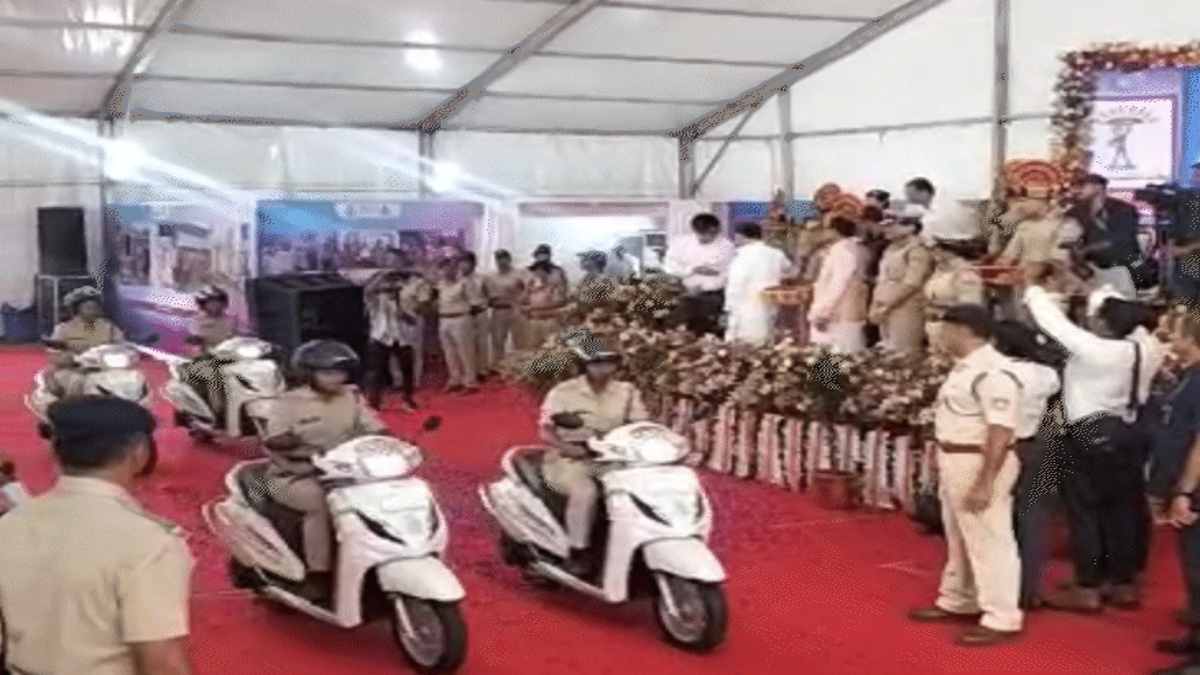MP में महिला पुलिसकर्मियों को मिली सौगात: CM शिवराज ने 250 स्कूटी को दिखाई हरी झंडी, बोले- पुलिस फोर्स में 30% बेटियों की होगी अनिवार्य भर्ती