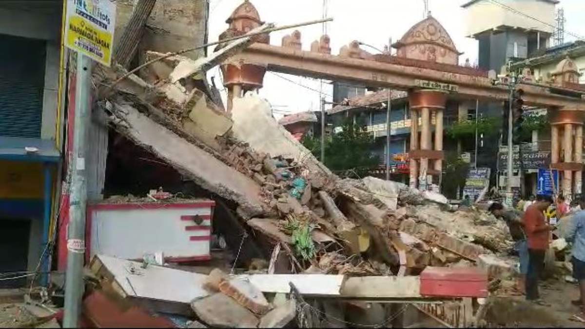 CG BREAKING NEWS : मंगला के पास जमींदोज हुई बिल्डिंग, लोगों में निगम के खिलाफ आक्रोश