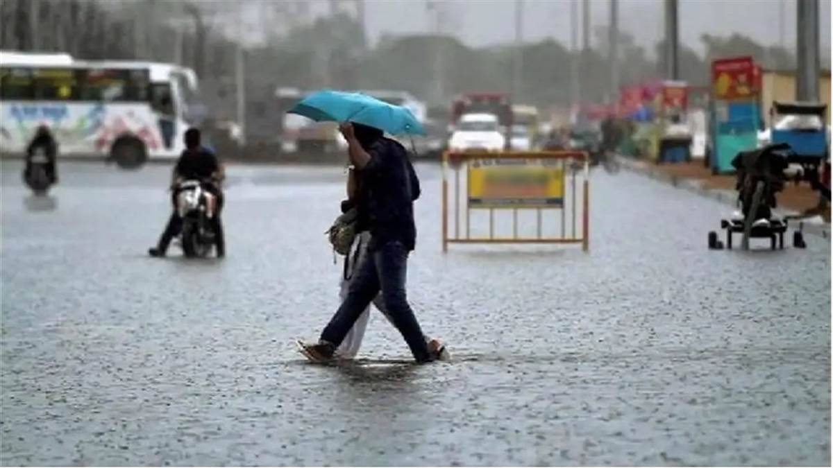 UP में भारी बारिश का सिलसिला जारी, कई जिलों में स्कूल बंद