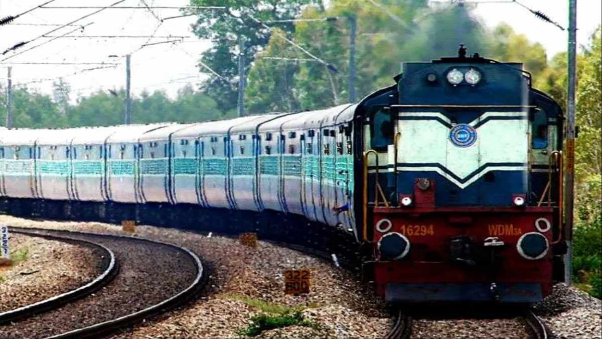 ट्रेन के खाली डिब्बे में 2 अकेली युवतियों को देख मचल गए जवान, एस्कोर्ट सिपाहियों ने की अभद्रता