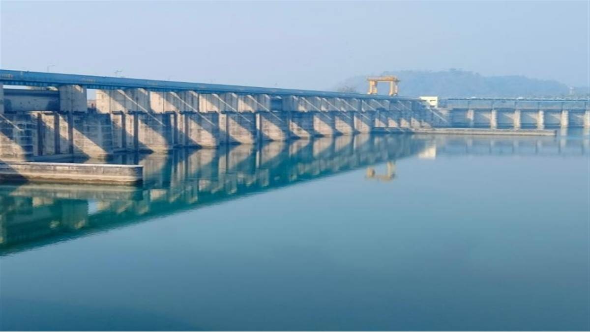 Delhi News: हथिनी कुंड बैराज से पानी छोड़े जाने पर घमासान