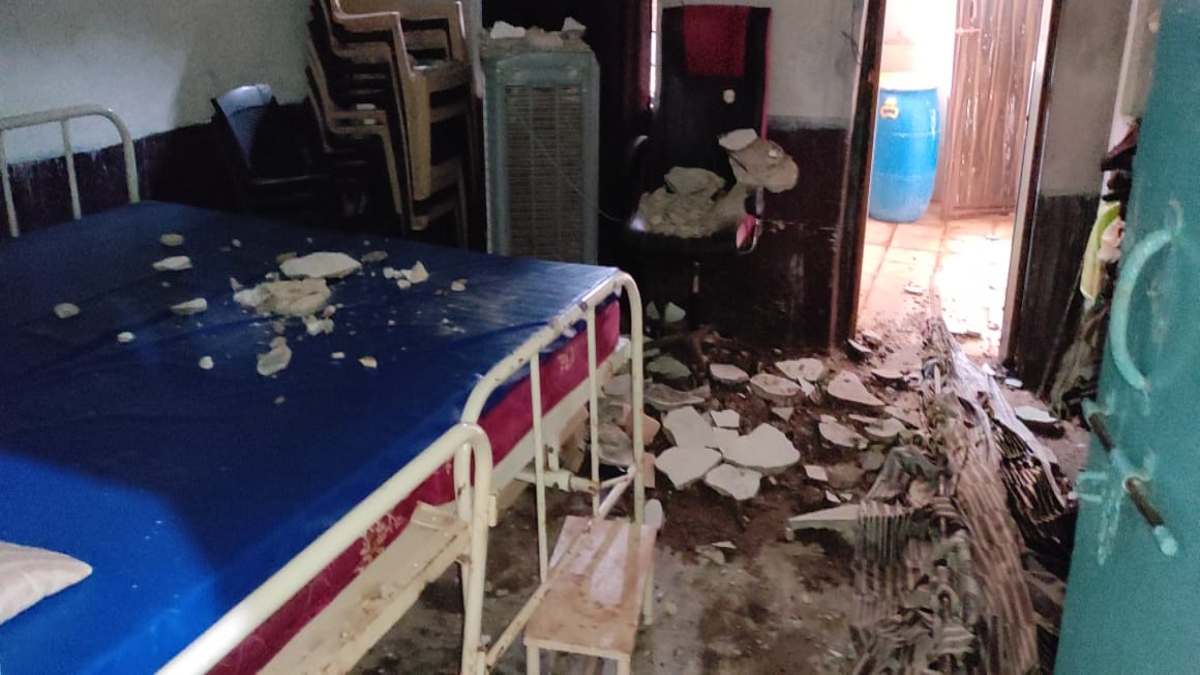 ‘जर्जर सिस्टम’ का जर्जर भवनः अस्पताल की छत से गिरा मलबा, कमीशन खोरी बनी काल, ‘बीमार हॉस्पिटल’ का इलाज कब होगा साहब !