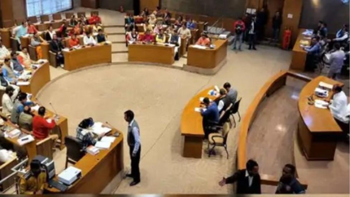 भोपाल नगर निगम परिषद की बैठक में हंगामा: बदला जा सकता है शहर के बस स्टॉप और सड़क का नाम, जानिए अब तक का पूरा अपडेट