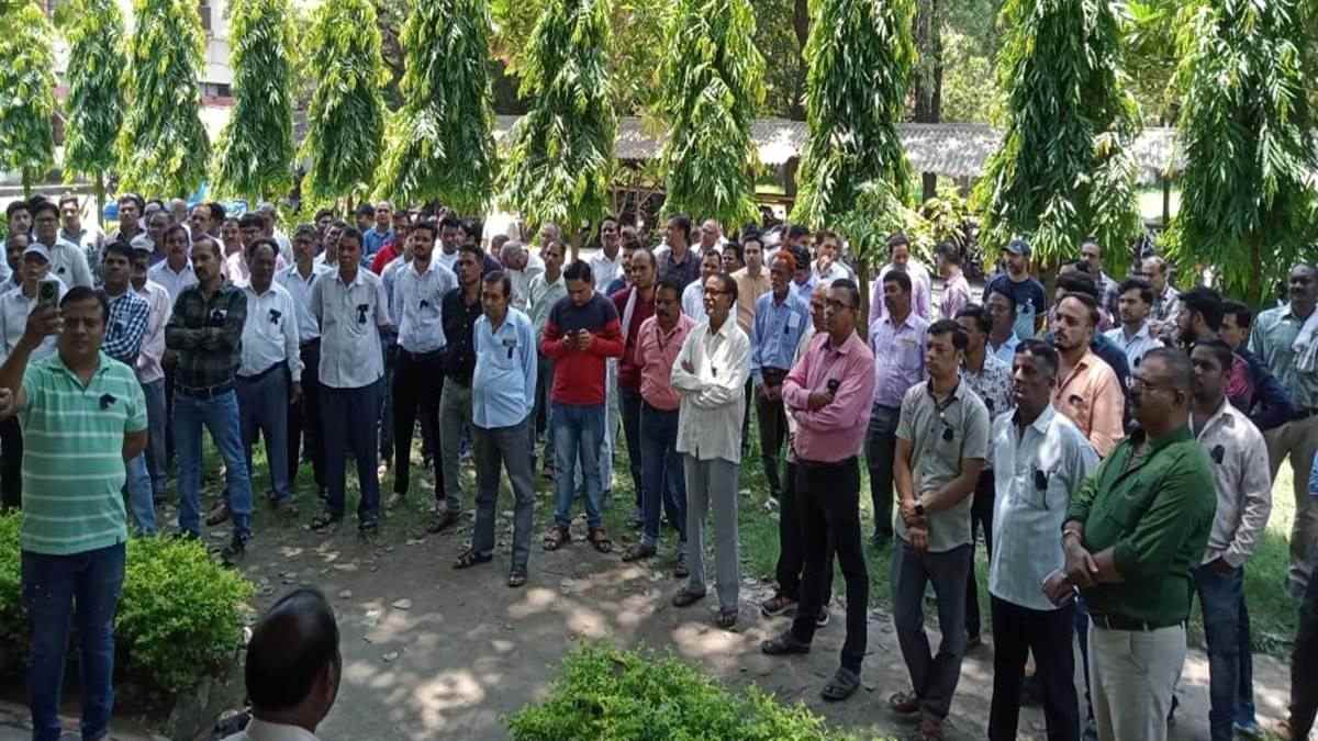 7वें वेतनमान देने की मांग: जवाहरलाल नेहरू कृषि विश्वविद्यालय के कर्मचारियों ने किया प्रदर्शन, लंबे समय से कर रहे मांग