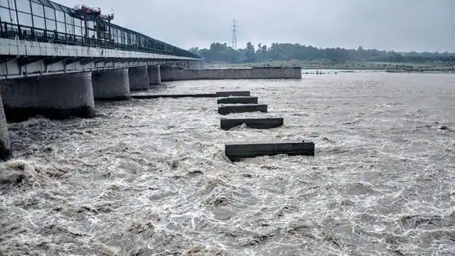 खतरे के निशान से ऊपर बह रही यमुना