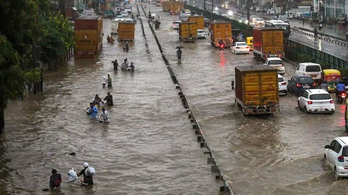 दिल्ली-NCR में सुबह-सुबह जोरदार बारिश , नोएडा में स्कूल बंद करने का आदेश