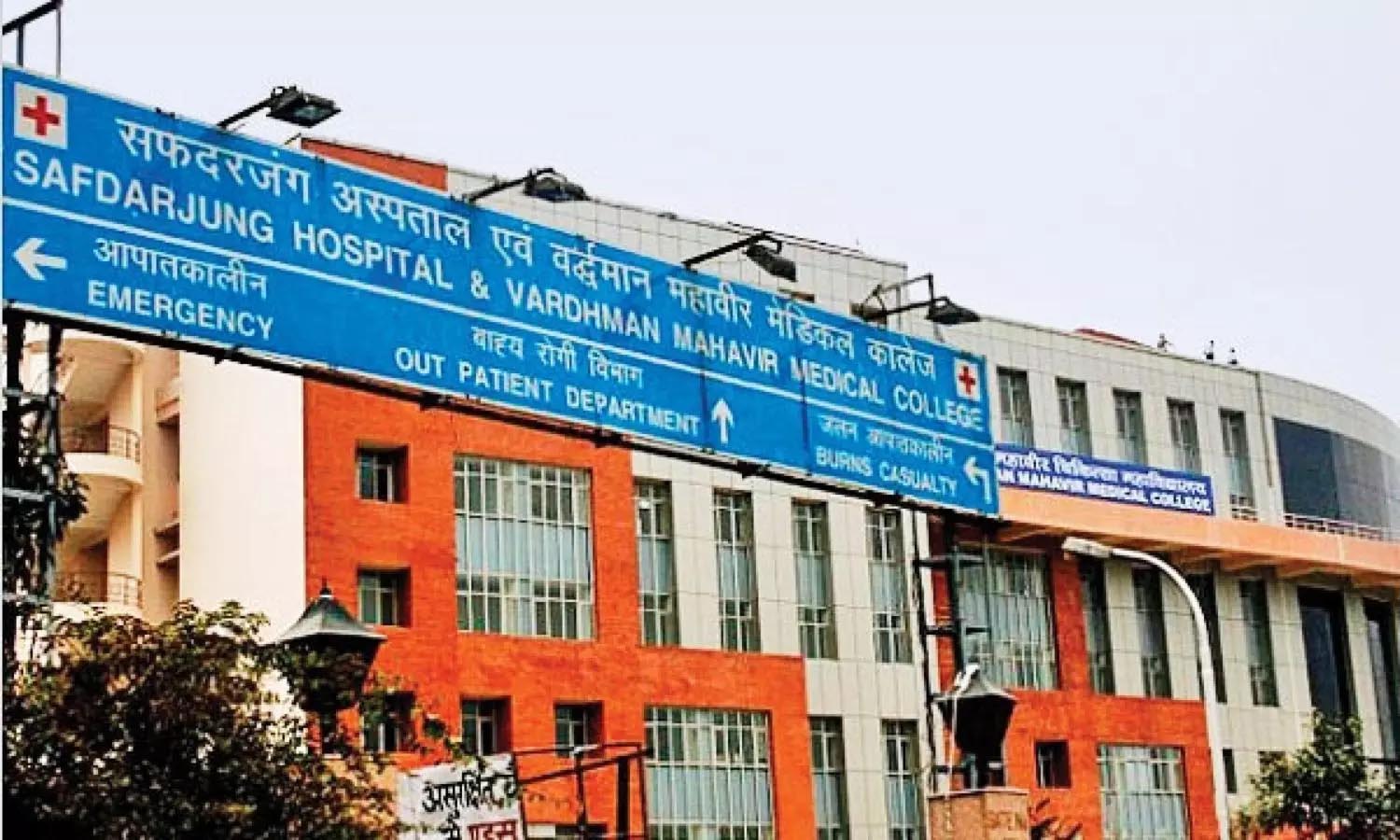 सफदरजंग अस्पताल में पहली बार लाइव रोबोटिक किडनी ट्रांसप्लांट , दुनियाभर के 20 देशों के 2198 डॉक्टरों को मिला प्रशिक्षण..