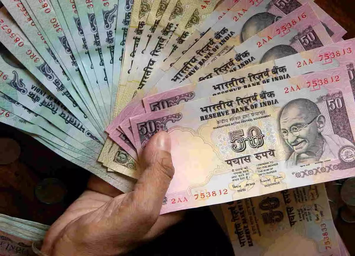 नोटों के बदले कागज की रद्दी देकर गहने ठगे