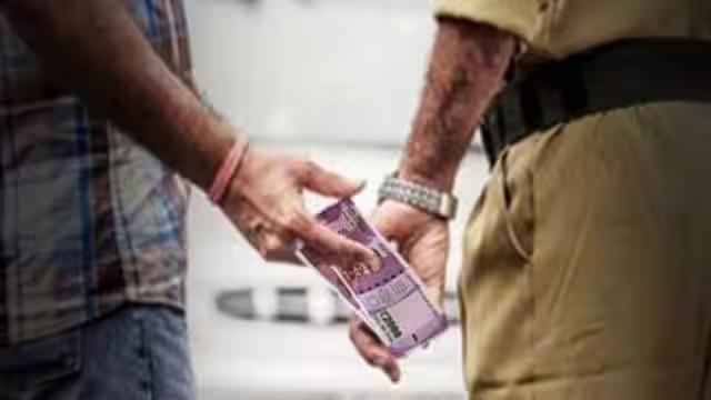 विदेशी से रिश्वत लेने वाला पुलिसकर्मी निलंबित