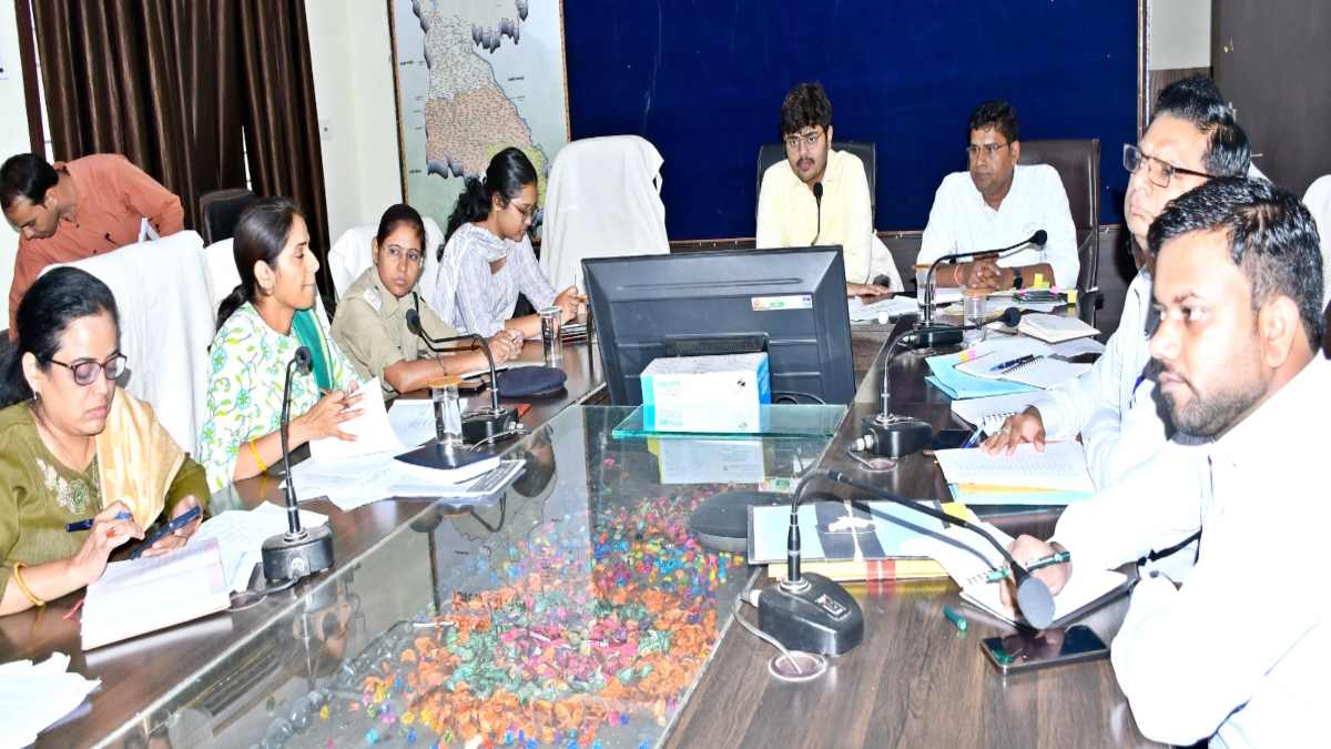 धीमा काम और लापरवाही पर बिफरे कलेक्टर ! जर्जर स्कूलों और रीपा के कार्य में देरी पर बिफरे कलेक्टर, 2 SDO को थमाया शो-कॉज नोटिस, बोले- CM के घोषणाओं पर त्वरित हो अमल, नहीं तो…