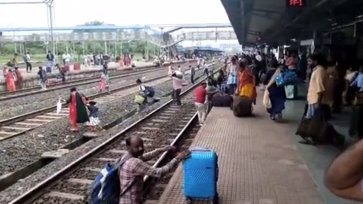 रेलवे प्रबंधन की बड़ी लापरवाही VIDEO: जान जोखिम में डालकर पटरी क्रॉस करते नजर आए यात्री, जानें क्या है पूरा मामला  