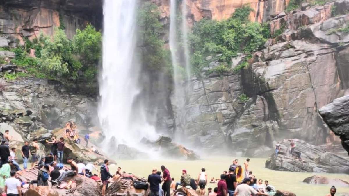 अब वाटरफॉल में नहाने वालों की खैर नहीं…ऐसी जगह पाए जाने पर दर्ज होंगे आपराधिक मामले, जानिए क्यों लिया गया ये फैसला ?