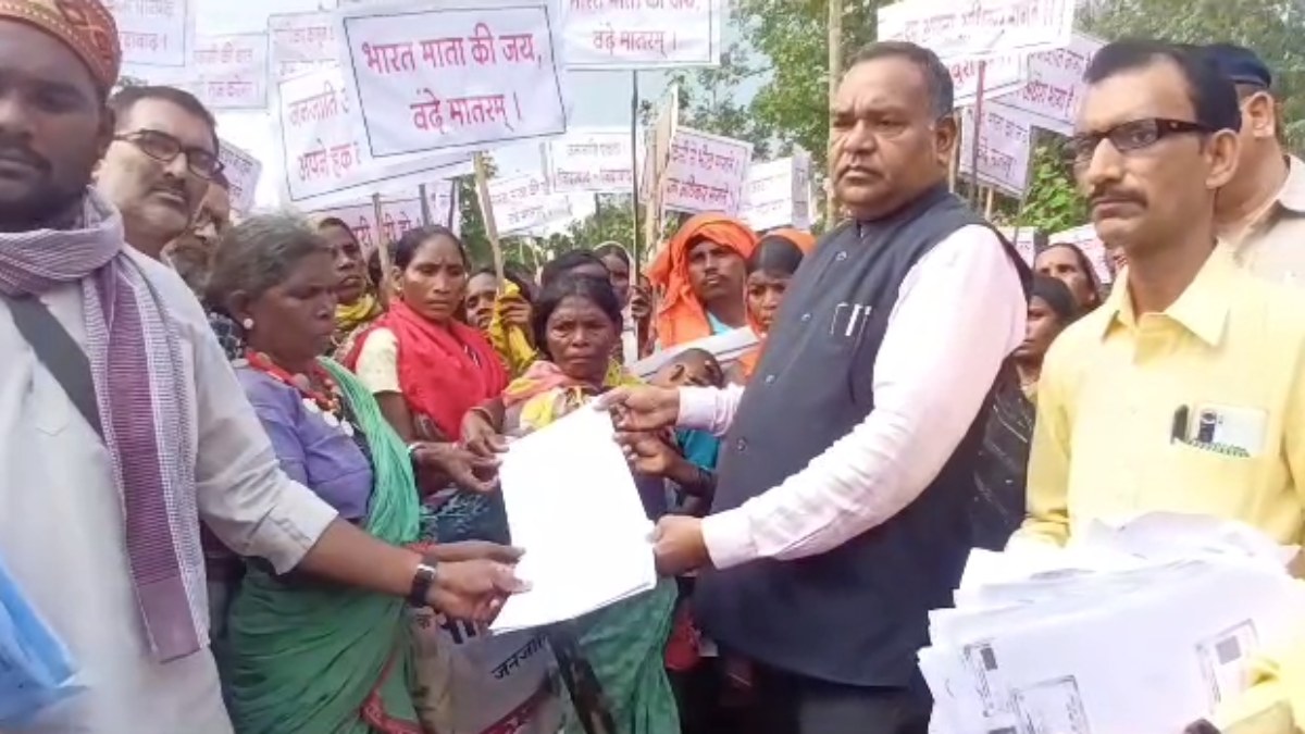 MP में वनाधिकार पट्टे की मांग: सड़क पर उतरे जनजाति समाज के लोग, वर्षों से है वनभूमि पर कब्जा, फिर भी पट्टे से वंचित