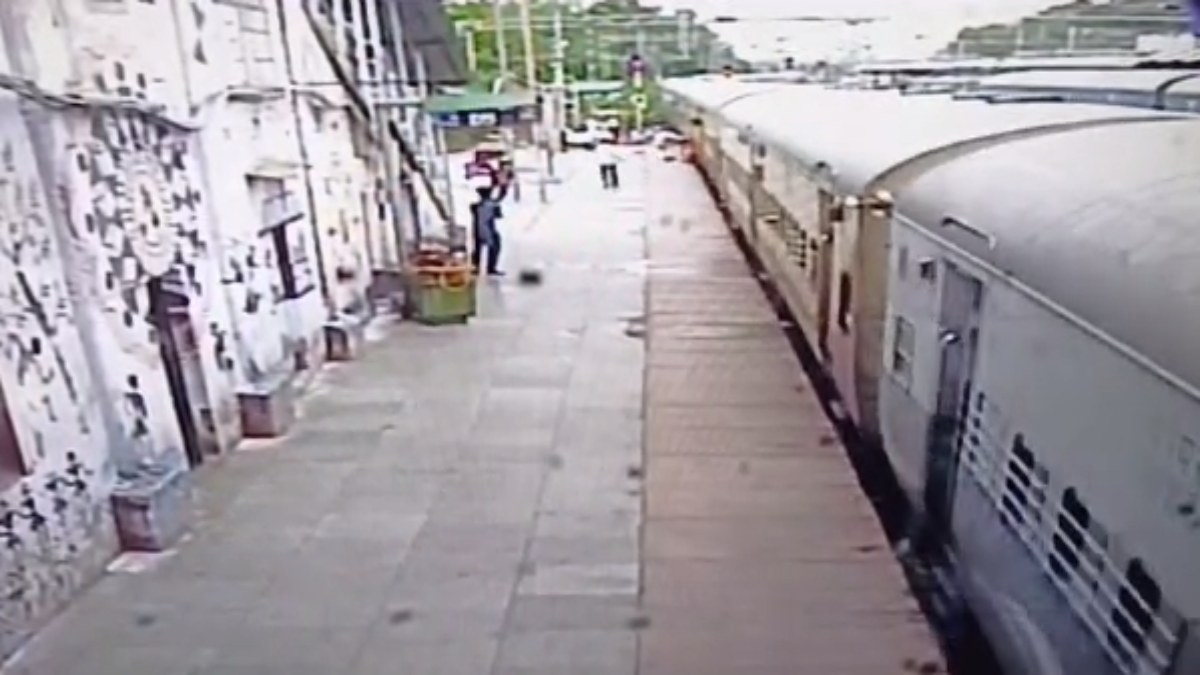 सावधानी हटी दुर्घटना घटी: चलती ट्रेन में चढ़ने के दौरान फिसला महिला यात्री का पैर, महिला कांस्टेबल ने ऐसे बचाई जान, देखें VIDEO   