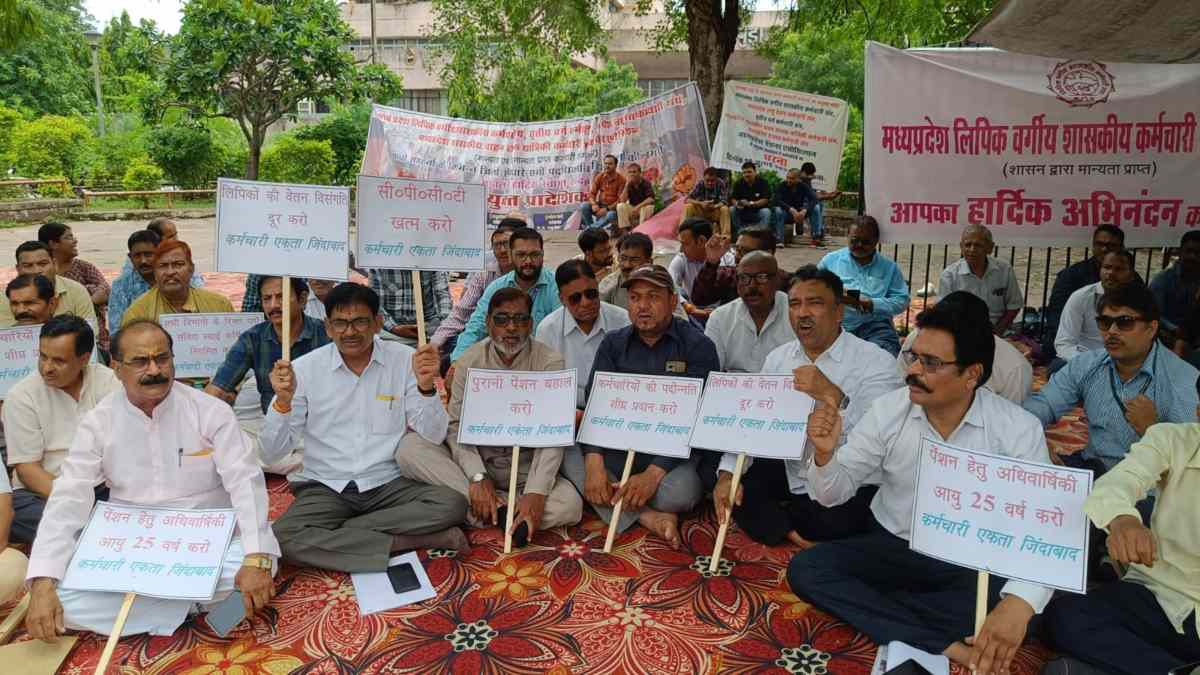 चुनावी साल में सरकार पर दबाव की रणनीति: सतपुड़ा भवन में कर्मचारी संगठन ने किया काम बंद हड़ताल, ये हैं इनकी मांगें