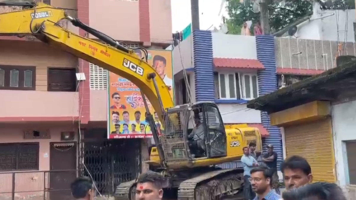 राजधानी में 40 साल पुरानी तीन मंजिला इमारत झुकी: बुलडोजर से तोड़ने की कार्रवाई शुरू,   बिल्डिंग के लोगों को रैन बसेरा में किया गया शिफ्ट