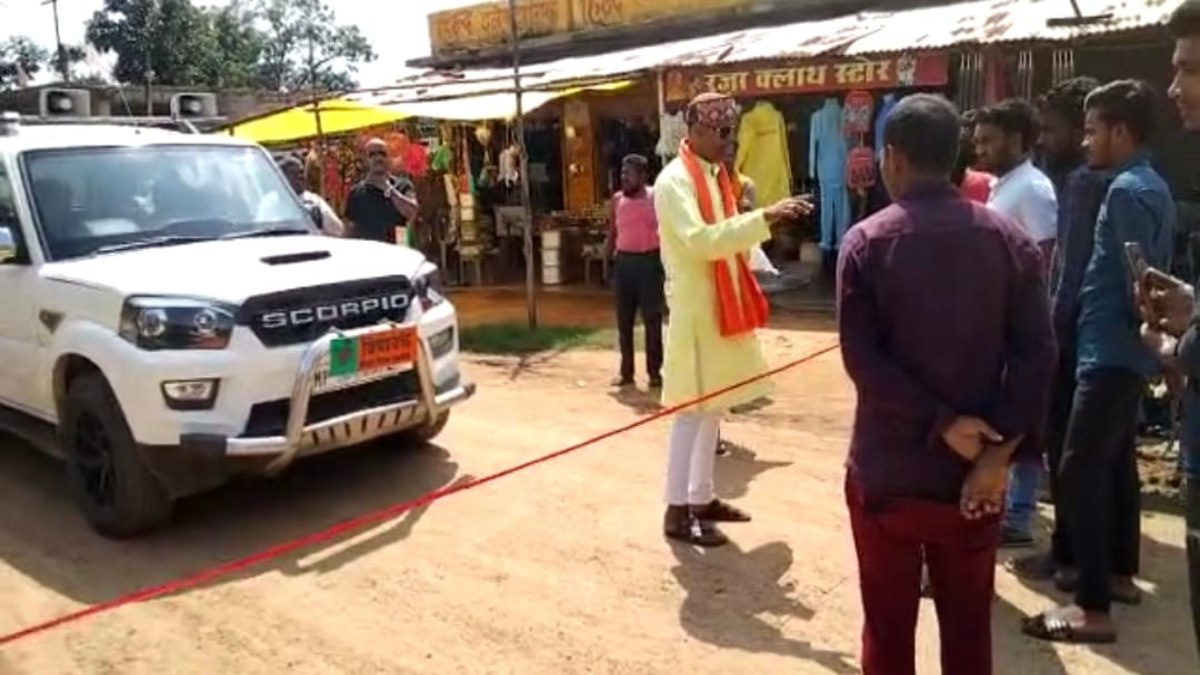बीच सड़क ग्रामीणों ने रोकी बीजेपी विधायक की गाड़ी: सुनाई खरी-खोटी, विकास पर्व मनाने पहुंची थीं गांव, वापस लौटी उल्टे पांव, जानें क्या है पूरा मामला 