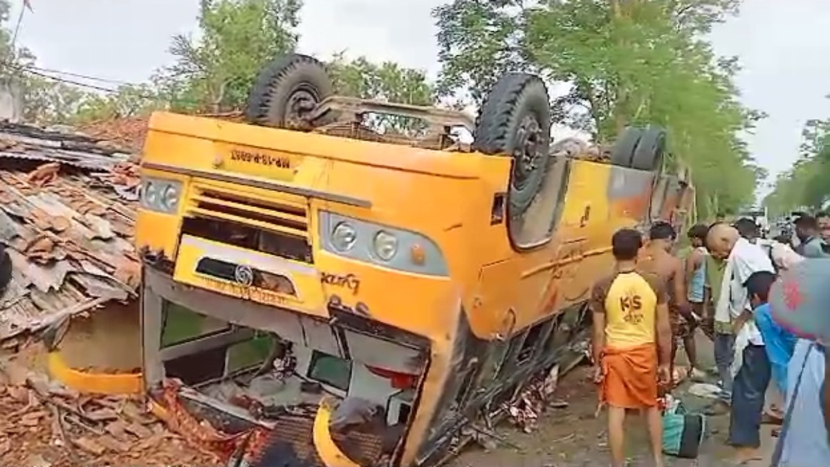 MP ROAD ACCIDENT: यात्री बस सड़क किनारे घर में पलटी, 25 से ज्यादा लोग घायल, 5 की हालत गंभीर  