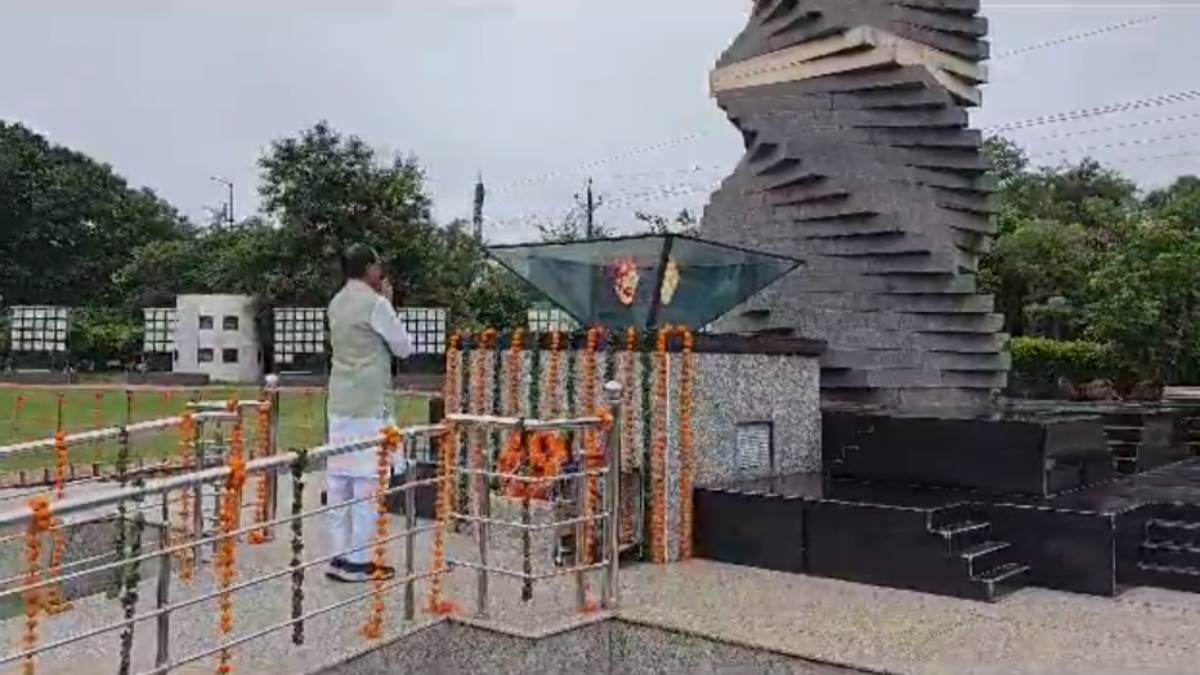 Kargil Vijay Diwas: CM शिवराज ने शहीदों को किया नमन, कहा- सैनिकों ने अपना सर्वस्व न्योछावर किया, तीनों सेना देश की सुरक्षा कर रही, हमें अपने जवानों पर गर्व