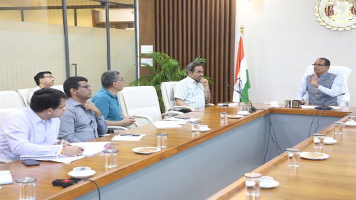 MP में युद्ध स्तर पर शुरू होगा गौ-शाला का निर्माण: सीएम शिवराज ने की समीक्षा बैठक, सड़कों पर घूम रही गाय और मवेशी को लेकर दिए ये निर्देश