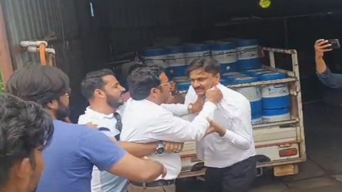 शिकायतकर्ता के साथ CMO ने की हाथापाई VIDEO: बहू के प्लांट पर जांच करने पहुंची थी खाद्य विभाग की टीम, तभी हुआ विवाद