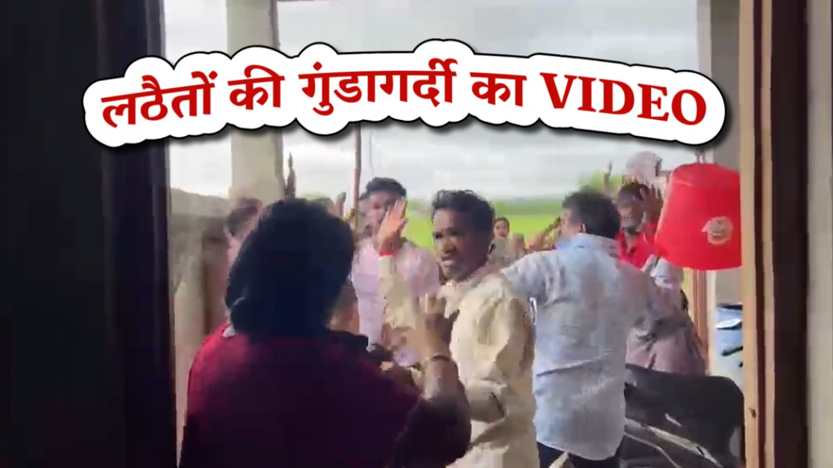 टीचर परिवार के घर में घुसकर पिटाई: बोर्ड लगाने को लेकर विवाद, लाठी-डंडा लेकर सरपंच समेत ग्रामीणों ने बोला धावा, मारपीट का VIDEO VIRAL, पुलिस नहीं लिख रही FIR