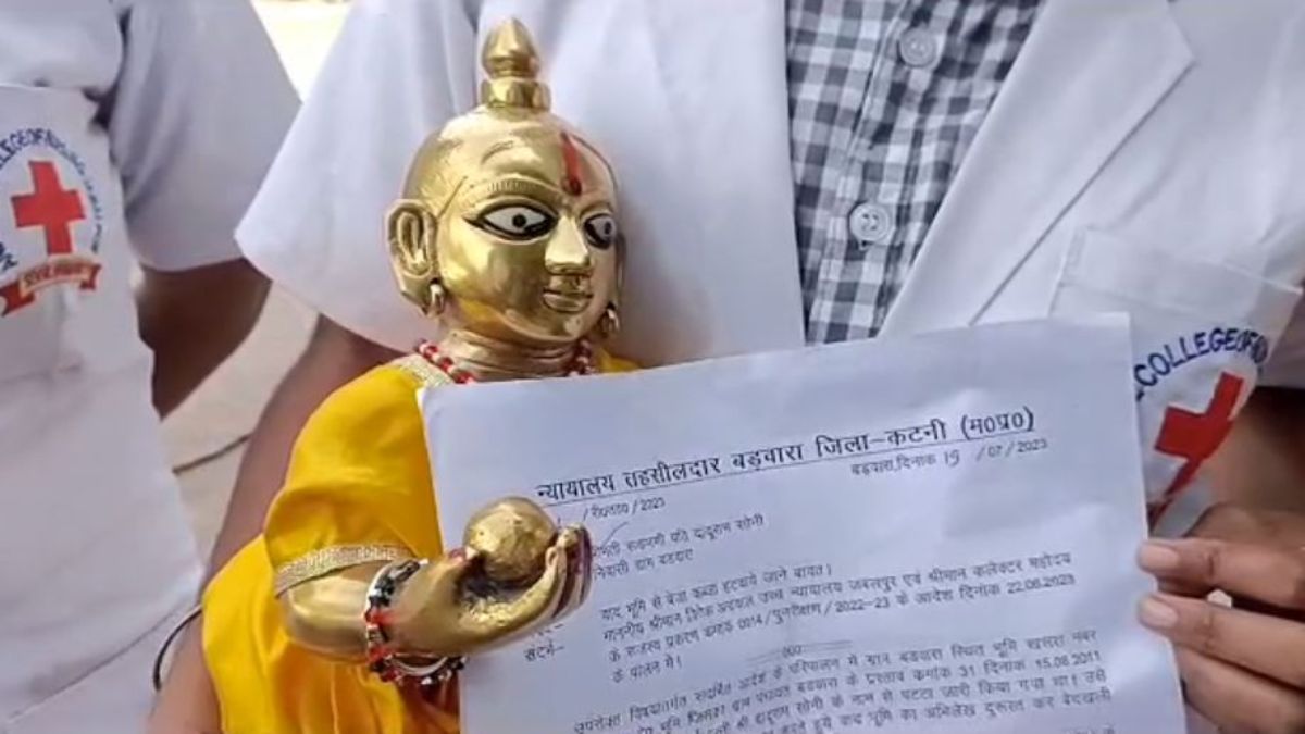 लड्डू गोपाल पहुंचे कलेक्टर आफिस, मकान नहीं तोड़ने की दरखास्त, जानिए क्या है पूरा मामला ?