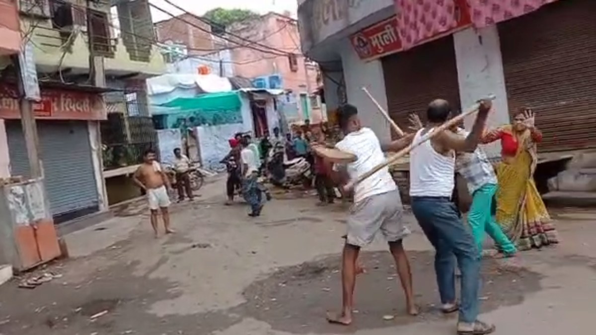 मकान पर कब्जे को लेकर दो पक्षों में विवाद VIDEO: जमकर चले लाठी-डंडे, घटना में एक युवक घायल