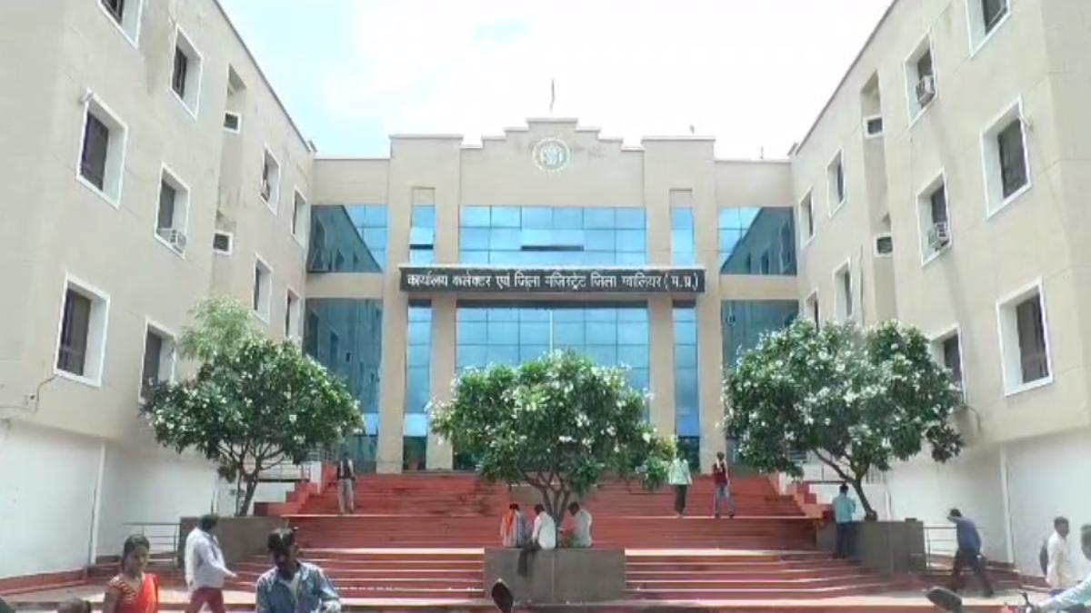 ग्वालियर कलेक्ट्रेट में खुला ईवीएम डेमोस्ट्रेशन सेंटर: राजनैतिक दलों के प्रतिनिधि रहे मौजूद, EVM पारदर्शिता की मिलेगी जानकारी