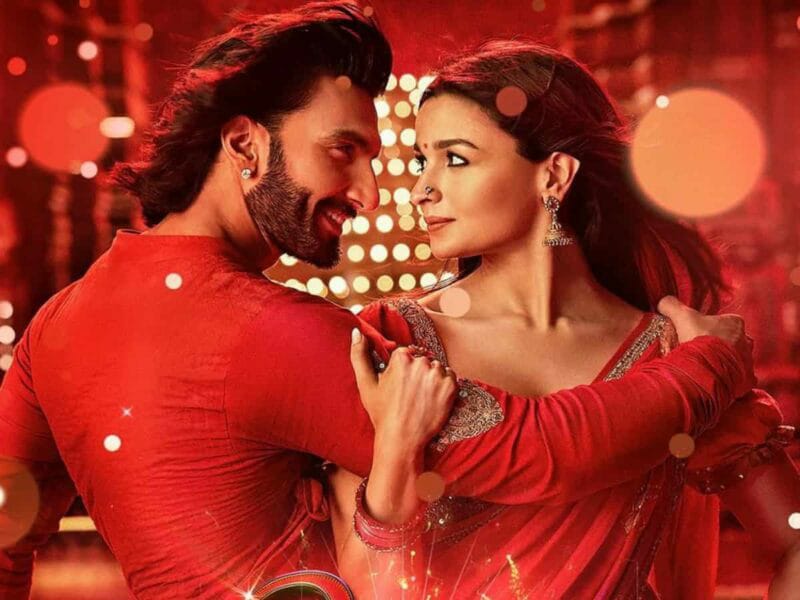 फिल्म रॉकी और रानी की प्रेम कहानी की रिलीजिंग के बाद करण ने घर में रखी सक्सेस पार्टी, खिलखिलाती नज़र आए दीपिका और रणबीर …