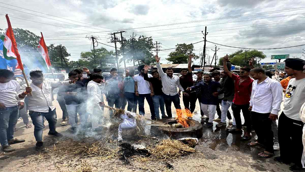 पीएम नरेंद्र मोदी के बयान पर भड़के NSUI कार्यकर्ता, आक्रोशित होकर प्रदर्शन करते हुए फूंका पुतला