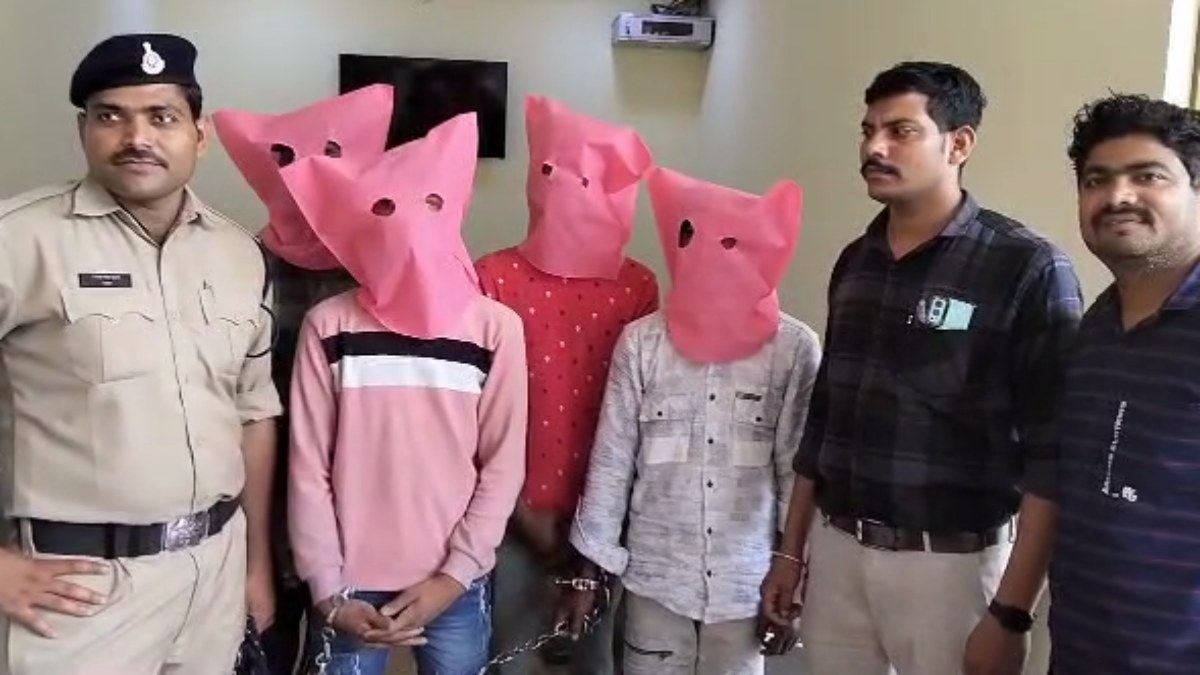 फिल्मी स्टाइल में चोरों की गिरफ्तारी: सब्जी और फेरी वाले बनकर पुलिस ने की रेकी, 70 लाख की चोरी का किया खुलासा   