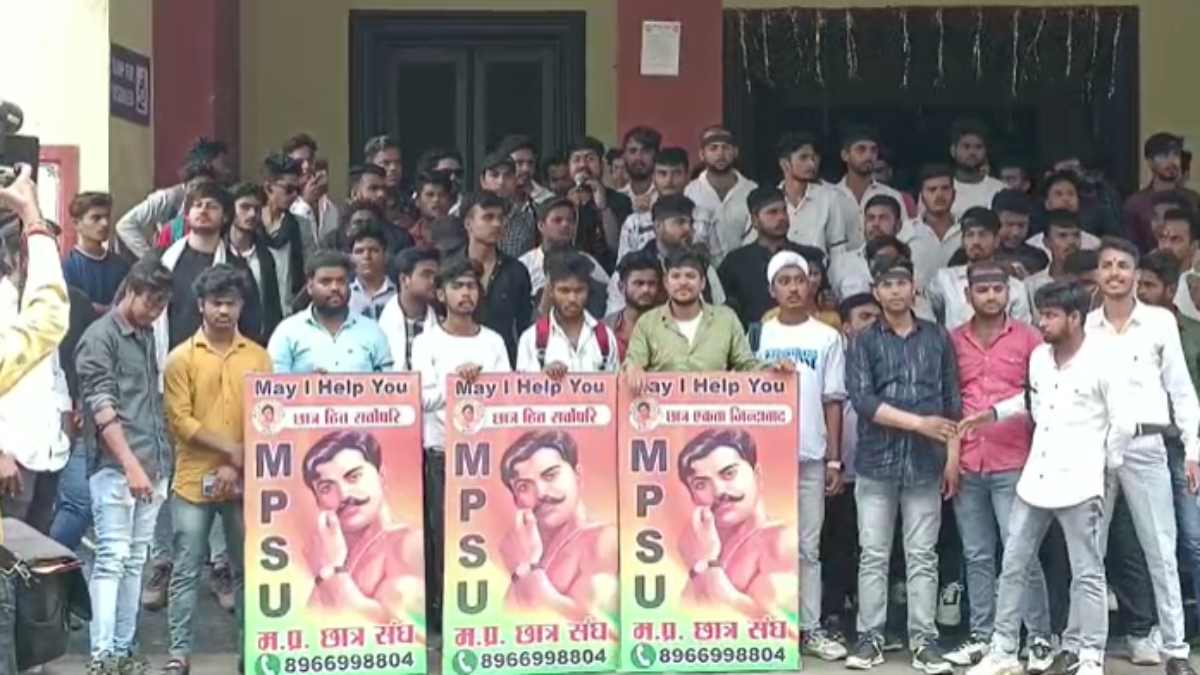 रानी दुर्गावती विश्वविद्यालय फिर विवादों में घिरा: छात्रों ने किया प्रर्दशन, छात्रसंघ चुनाव नहीं होने पर आंदोलन की दी चेतावनी