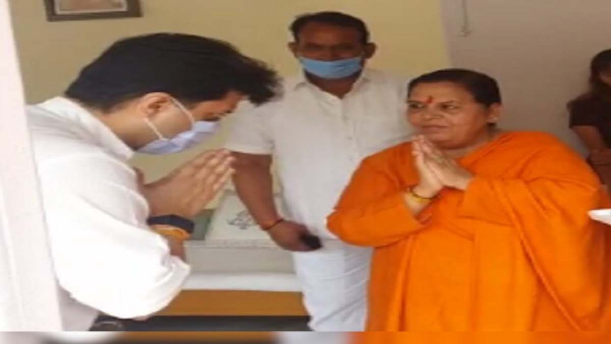 एयरपोर्ट से सीधे उमा भारती से मिलने पहुंचे ज्योतिरादित्य सिंधिया: BJP कोर कमेटी की चल रही बैठक, सीएम समेत कई दिग्गज नेता शामिल