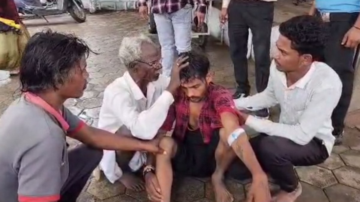 MP में सरकारी अस्पताल परिसर में दिखा अजीबोगरीब नजारा: सर्पदंश के शिकार युवक का झाड़-फूंक और तंत्र–मंत्र से इलाज करता दिखा ओझा, वायरल हुआ VIDEO