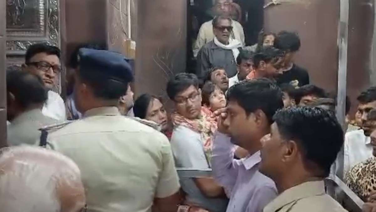 एसडीएम से बदसलूकी: जबरदस्ती एक व्यक्ति को गर्भगृह में प्रवेश करा रहा था पंडा, SDM ने रोका तो की मारपीट, आरोपी और बेटे पर केस दर्ज