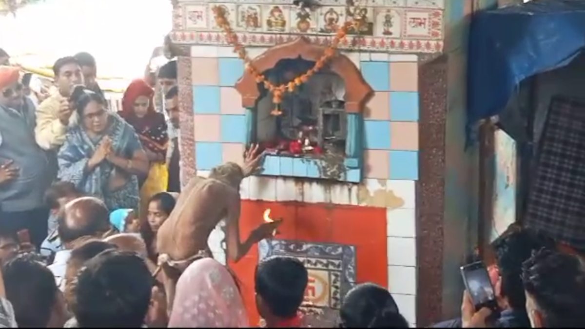 चमत्कार, VIDEO! बिना माचिस के दीपक जलाने का दावा, 104 साल की आयु में भी रामायण का अखंड पाठ करते हैं यह बाबा