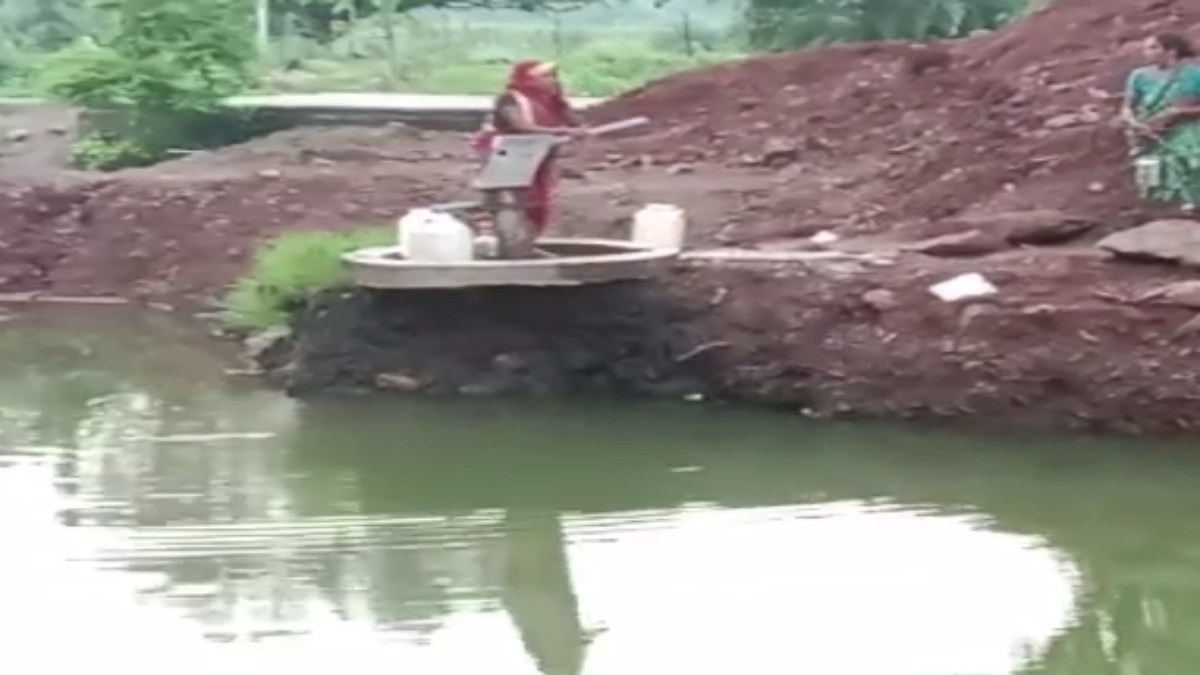सिवनी में पंचायत की लापरवाही: जान जोखिम में डालकर पानी भरने को मजबूर ग्रामीण, कभी भी हो सकता है बड़ा हादसा