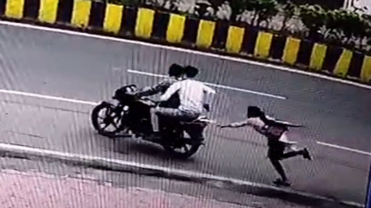 दिनदहाड़े लूट: पैदल जा रही युवती से बाइक सवार दो बदमाशों ने छीना मोबाइल, CCTV कैमरे में कैद हुई वारदात  