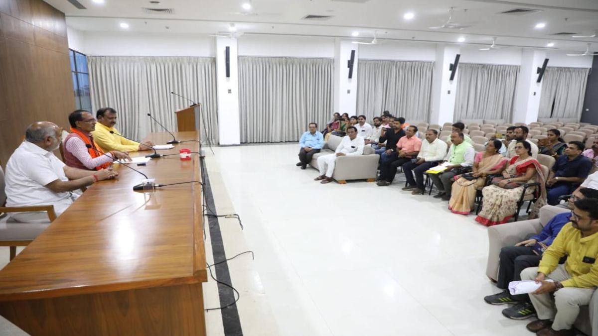 नई संविदा नीति में होगा संशोधन: संविदा कर्मचारियों ने CM शिवराज से मुलाकात कर जताया आभार, मुख्यमंत्री बोले- हित में काम कर रही सरकार