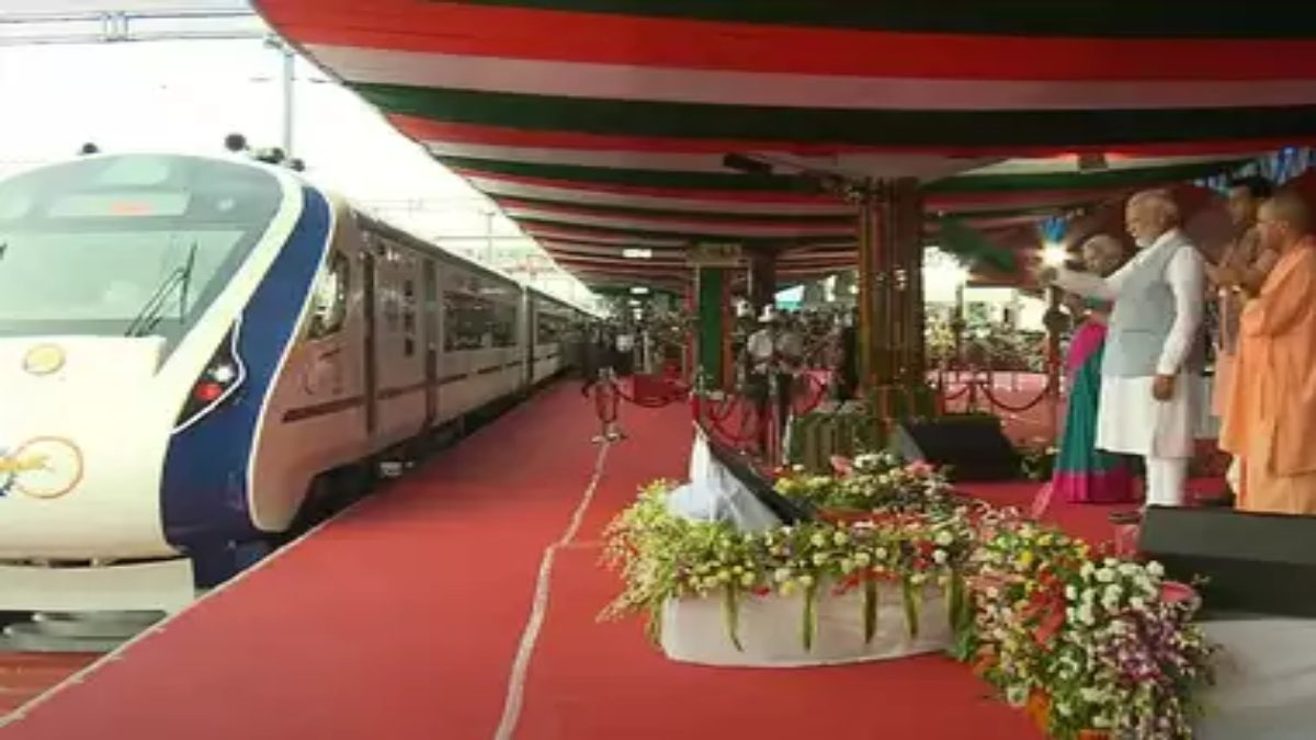 गोरखपुर रेलवे स्टेशन पहुंचे प्रधानमंत्री मोदी, वंदे भारत एक्सप्रेस ट्रेन को दिखाई हरी झंडी