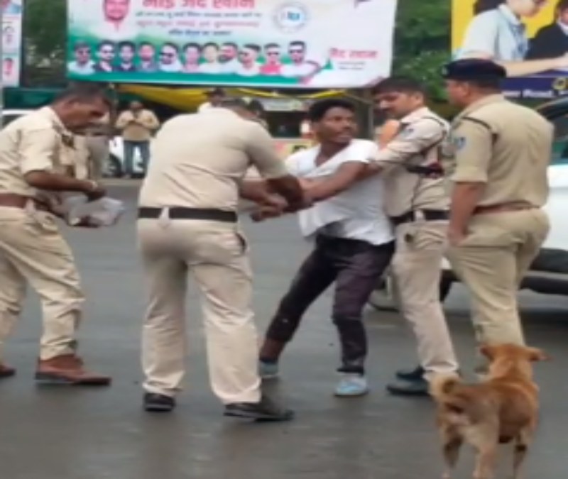 सड़क पर हंगामा: बाइक सवार युवक को ट्रैफिक पुलिसकर्मियों ने बुरी तरह पीटा, VIDEO वायरल