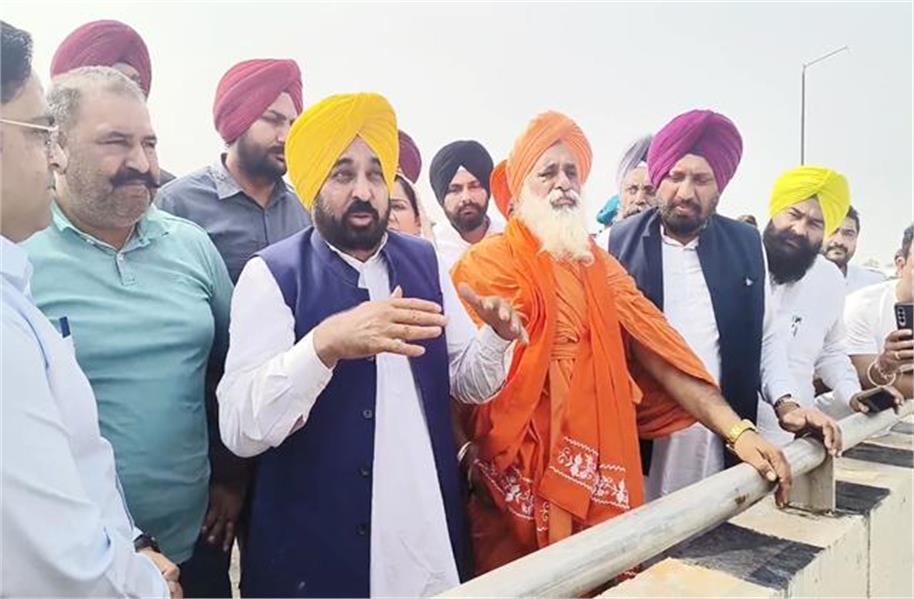 Punjab CM मान जालंधर ज़िले के बाढ़ प्रभावित इलाकों का जायज़ा लेने पहुंचे, ट्विटर पर लाइव वीडियो शेयर की