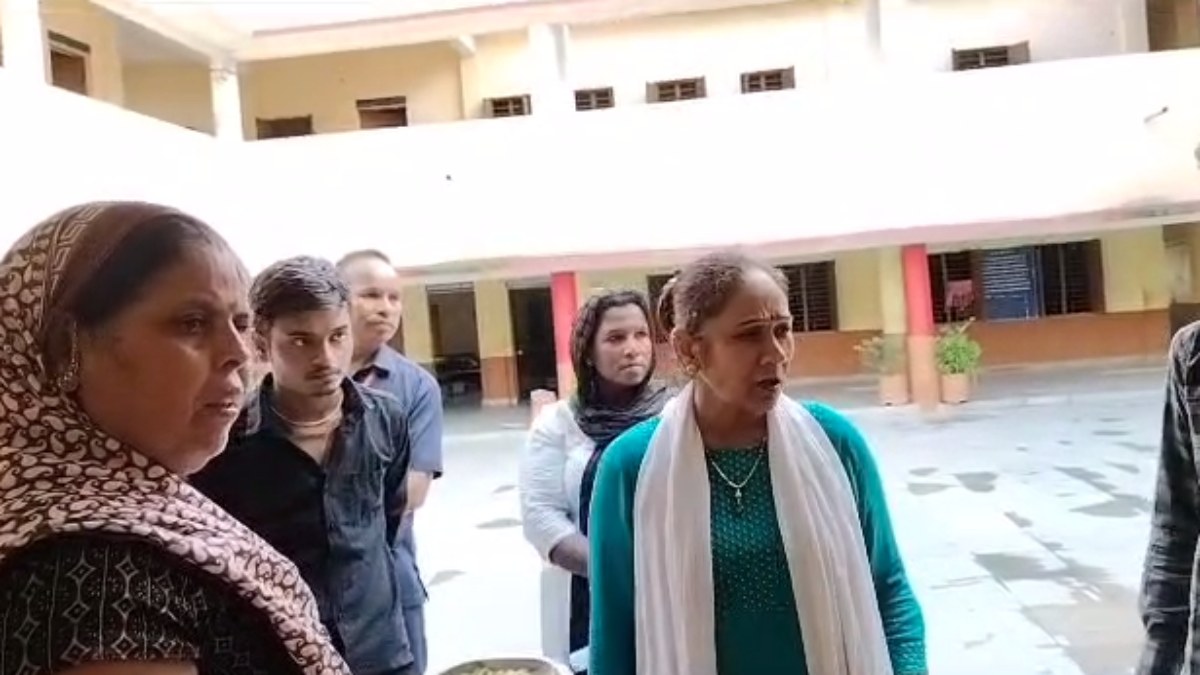 कस्तूरबा गांधी बालिका छात्रावास VIDEO: अव्यवस्था और आटे में कीड़े देख भड़कीं विधायक रामबाई, वार्डन के साथ हुई जमकर नोकझोंक