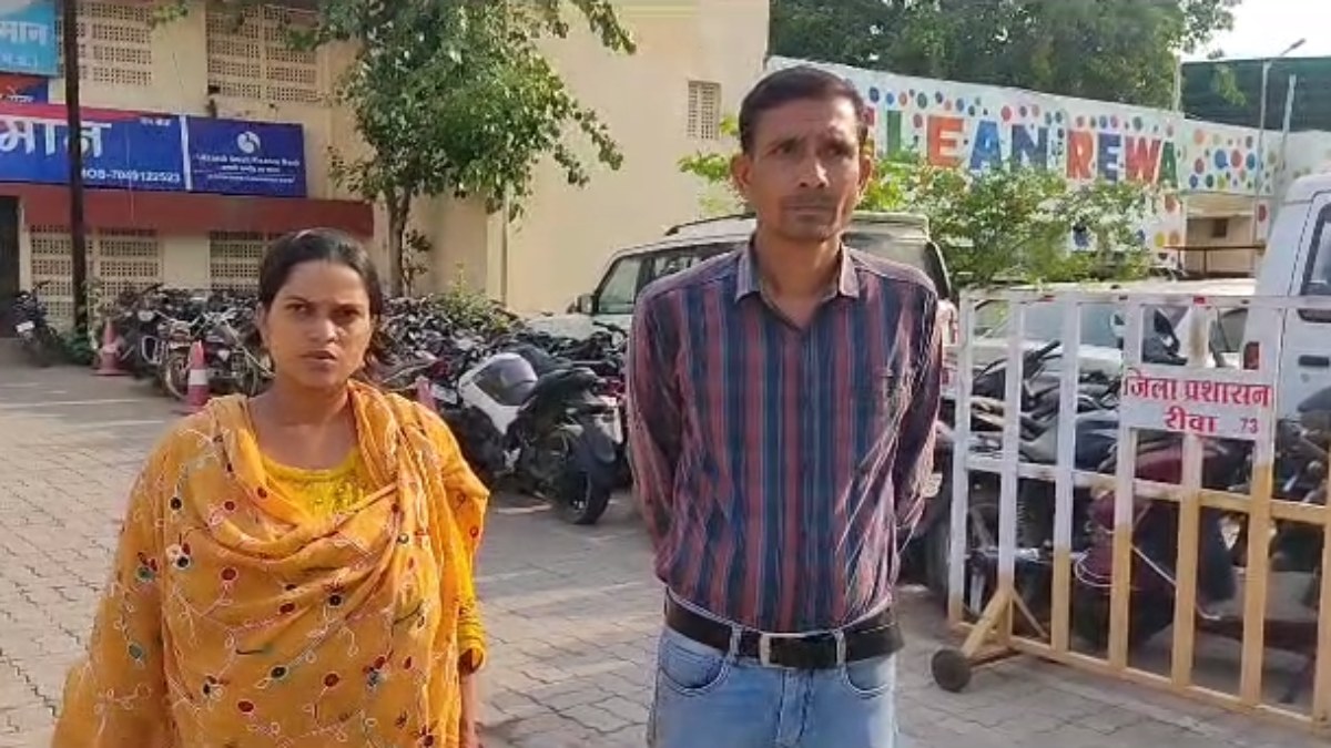 MP में 9 महीने की गर्भवती महिला से थाने में अभद्रता VIDEO: पुलिसकर्मियों ने जूता मारने और जेल में डालने की दी धमकी, जानें क्या है पूरा मामला ?