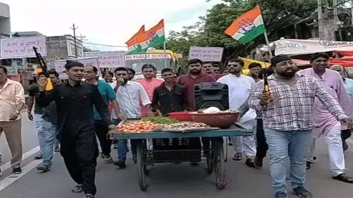 Raisen में कांग्रेस का महंगाई के खिलाफ विरोध, VIDEO: टमाटर-अदरक की सुरक्षा में तैनात किए ब्लैक कमांडो