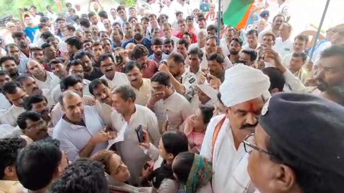 दिग्विजय सिंह पर इंदौर में FIR दर्ज तो राजगढ़ में क्यों ? पूर्व मंत्री के साथ एसपी कार्यालय पहुंचे कांग्रेसी, केस रद्द करने की मांग