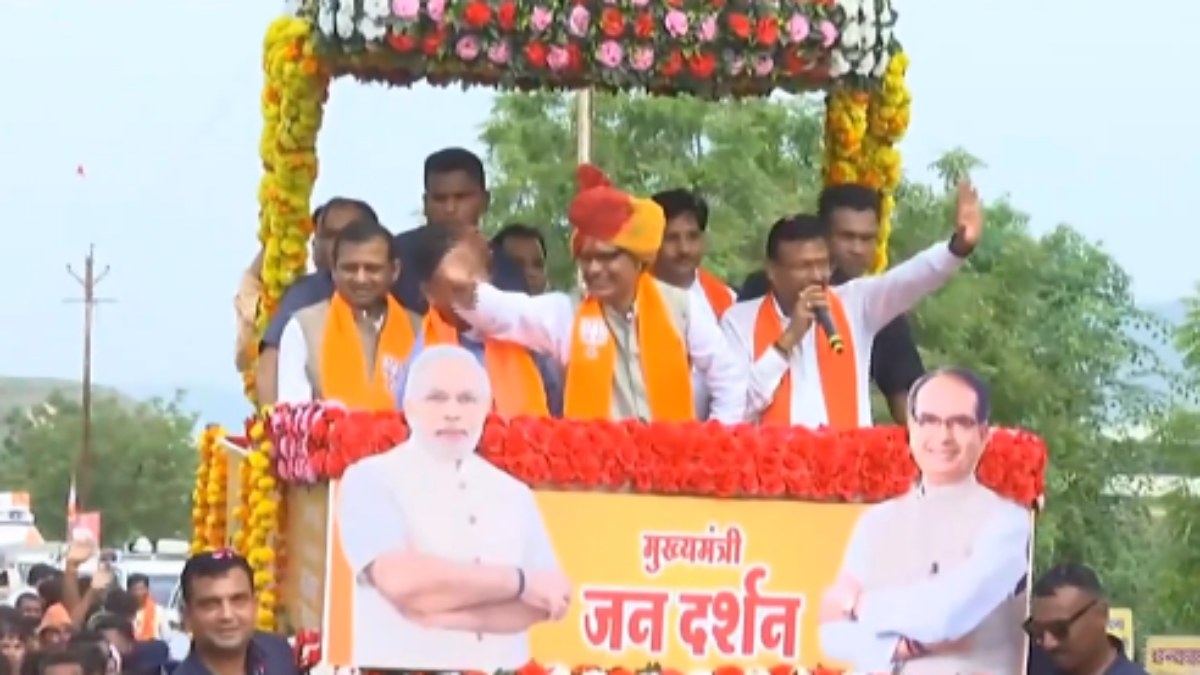 CM शिवराज ने विकास पर्व पर बड़वानी में किया रोड शो: करोड़ों की लागत से बनी नागलवाड़ी और पाटी सिंचाई परियोजना का किया लोकार्पण 